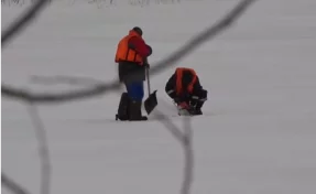 На юге Кузбасса спасатели начали распиловку льда на реках