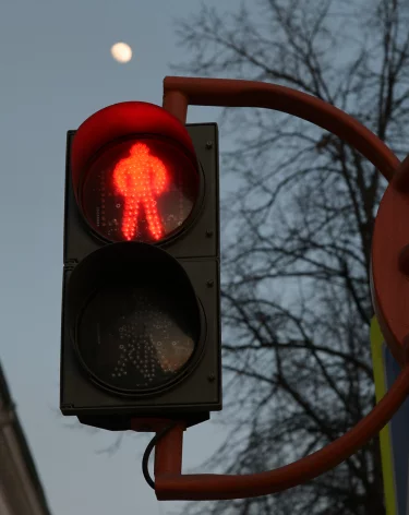 В Кемерове на 3 часа отключат светофоры на перекрёстке Весенняя — Островского