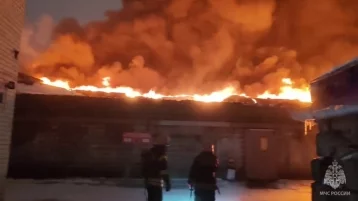 Фото: Площадь пожара на рынке в Барнауле увеличилась до 1100 «квадратов» 1