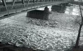 Лёд пошёл через шандоры ЮК ГРЭС в Калтане, уровень воды достиг почти трёх метров