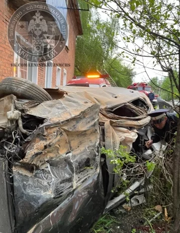 Фото: Один погиб, трое пострадали: спасатели показали кадры с места жуткого ДТП в Кузбассе 1