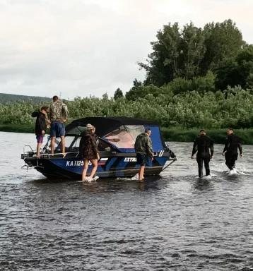 Фото: В Кузбассе двое взрослых и двое детей сели на мель во время прогулки по Томи 1