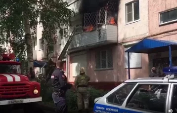 Фото: В Кузбассе росгвардейцы вынесли потерявшего сознание человека из горящей квартиры 1