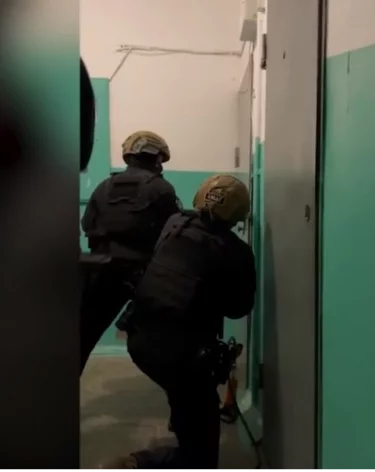 Три жителя Томска похитили 2 млн рублей у пенсионерки в Кузбассе: полиция показала кадры задержания