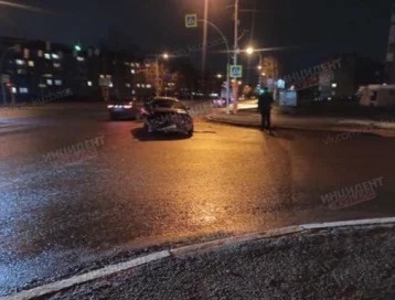 Фото: В Кемерове на перекрёстке столкнулись две иномарки: есть пострадавшие 1