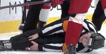 Фото: Арбитр столкнулся с игроком и получил тяжёлую травму во время матча «Витязь» — «Торпедо» 1