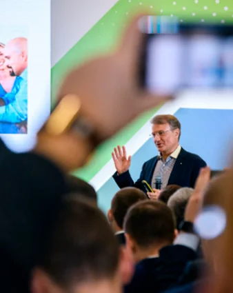 Герман Греф, Дмитрий Чернышенко и Кристина Кострома оценили потенциал технологических стартапов в рамках выставки на Moscow Startup Summit