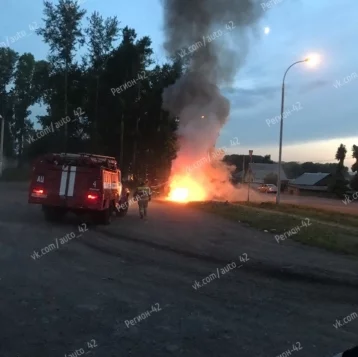 Фото: На улице Нахимова в Кемерове загорелся автомобиль 1
