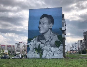 Фото: Кемеровский художник дорисовал портрет Двужильного на фасаде многоквартирного дома 1
