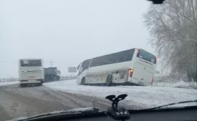 Пассажирский автобус съехал в кювет на кузбасской трассе