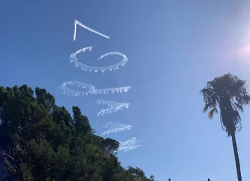 Фото: В небе над Лос-Анджелесом появилось поздравление в честь дня рождения Путина 1