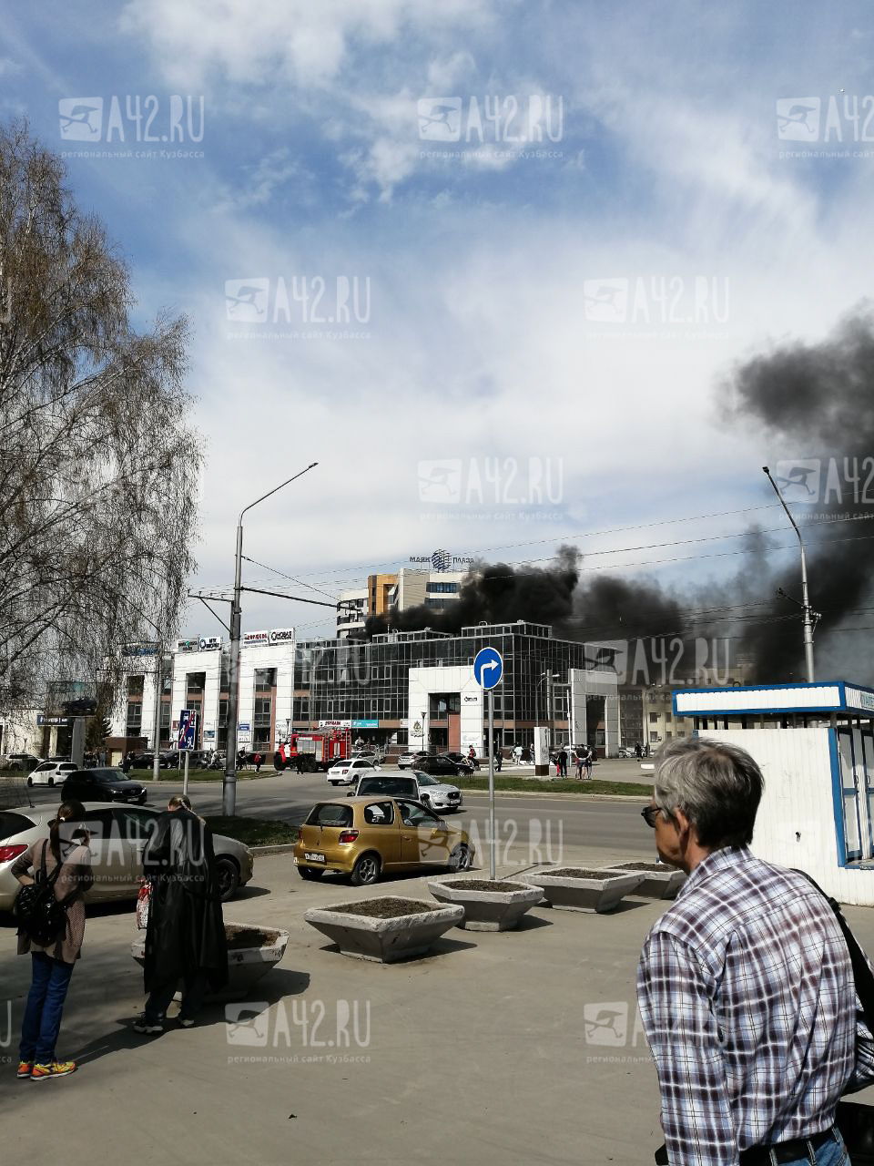 Валит чёрный дым: очевидец сообщил о пожаре в кемеровском бизнес-центре «Флагман»