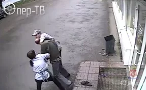 Схватка работников кемеровского супермаркета с вором попала на видео