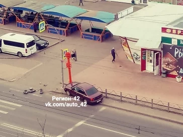 Фото: На проспекте Октябрьском в Кемерове иномарка врезалась в светофор 2