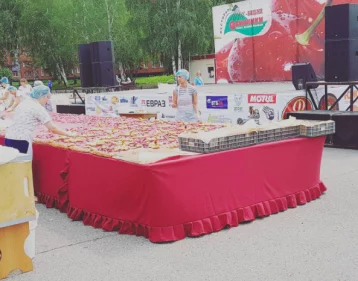 Фото: Самый большой в России: в Осинниках испекли 419-килограммовый вишнёвый пирог 4