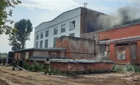 В Самаре на территории бывшего завода возник крупный пожар 