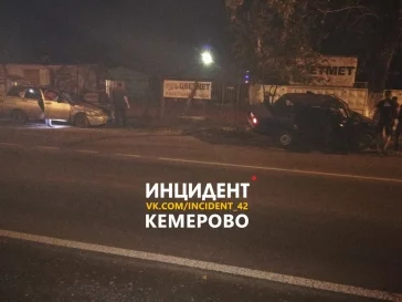 Фото: В Кемерове произошло ДТП с участием двух автомобилей 2