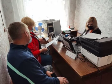 Фото: В Кемерове в СНТ «Южный» прошёл выездной приём заявлений для голосования по месту нахождения 1 июля 3