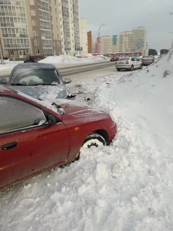 Фото: Три автомобиля столкнулись на проспекте Шахтёров в Кемерове 2
