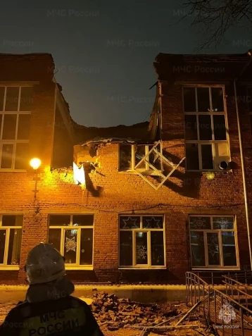 Фото: В Подольске в школе обрушилась крыша 1