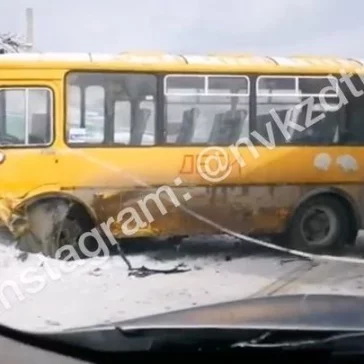 Фото: В Кузбассе автобус для перевозки детей столкнулся с легковушкой 2