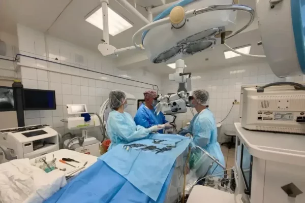 «Ювелирная операция»: кузбасские врачи спасли от инвалидности мужчину с опухолью в шее