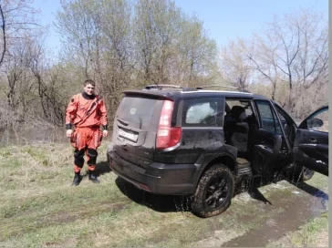 Фото: В Кузбассе пятеро рыбаков едва не утонули в собственной машине 5