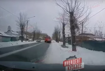 Фото: Момент столкновения грузовика с легковушкой в Кемерове попал на видео 1
