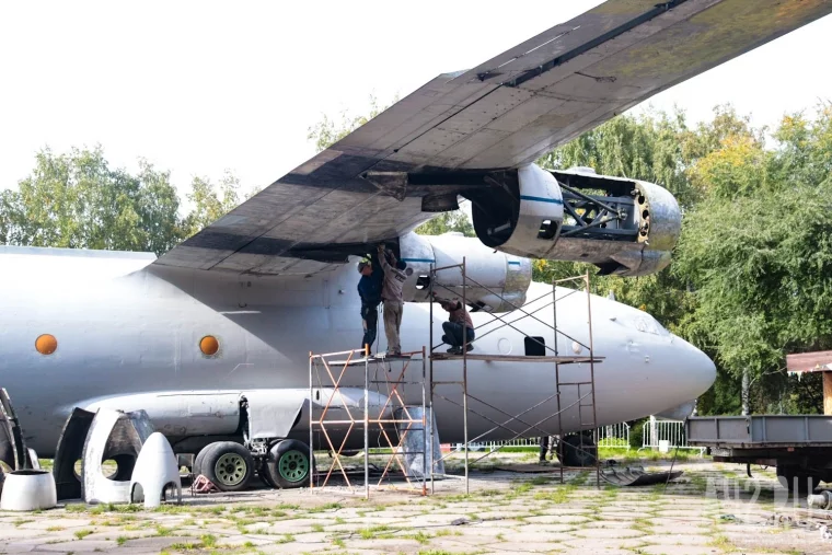 Фото: В Кемерове в парке «Антошка» начали монтировать двигатели самолёта Ан-12 7