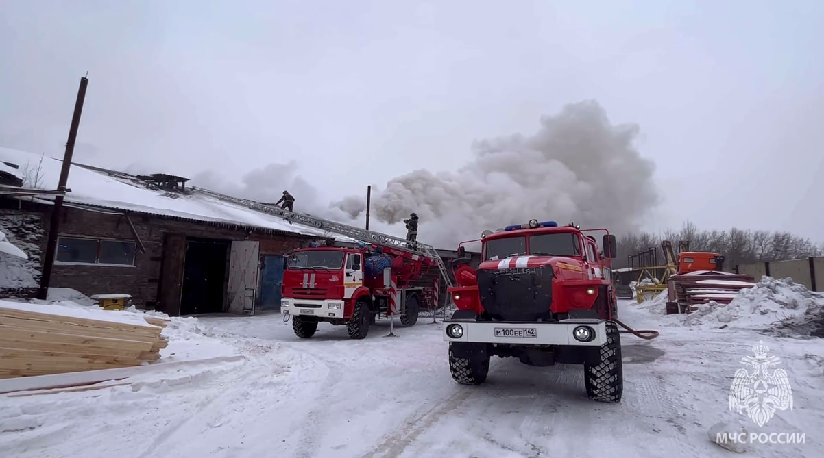 30 пожарных тушат боксы частного автохозяйства в Кемерове