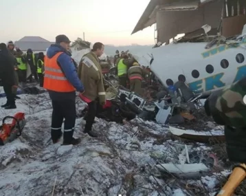Фото: В Алма-Ате в районе жилого сектора потерпел крушение пассажирский самолёт 1
