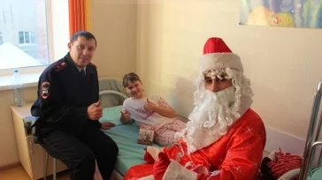 Фото: В Кемерове пациентов больницы навестил полицейский Дед Мороз 3