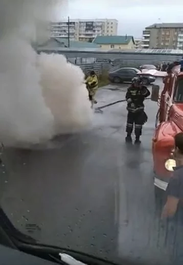 Фото: В Кузбассе в Ленинске-Кузнецком пожар в автомобиле попал на видео 1