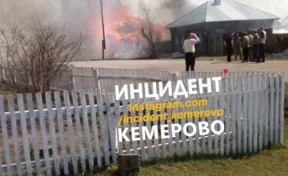 Сгорели несколько домов: появились фото и видео крупного пожара в Ижморском районе