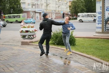 Фото: В Кемерове подростки устроили разборки у фонтана близ театра драмы 2