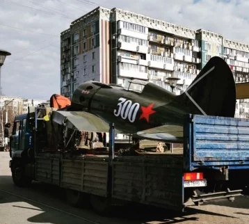 Фото: В новокузнецкий сквер вернули макет истребителя И-16 1