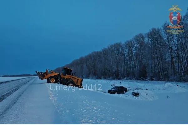 Полицейские помогли женщине, которая потеряла контроль над авто на дороге