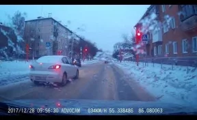 Водитель иномарки в Кемерове проехал на красный свет и был оштрафован