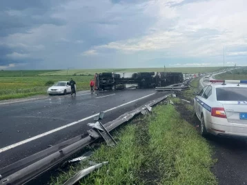 Фото: Большегруз перевернулся на трассе Кемерово — Новокузнецк: движение ограничено 1