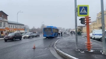 Фото: В Кемерове возбудили уголовное дело после ДТП с автобусом №228, который протащил женщину по дороге 1