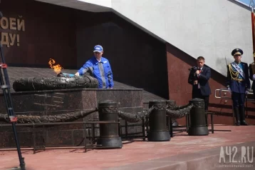 Фото: В Кемерове зажгли Вечный огонь у мемориала Воину-освободителю 1