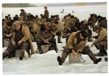 Фото: В Красноярске придумали, как бороться с плавающими на льдинах рыбаками 1
