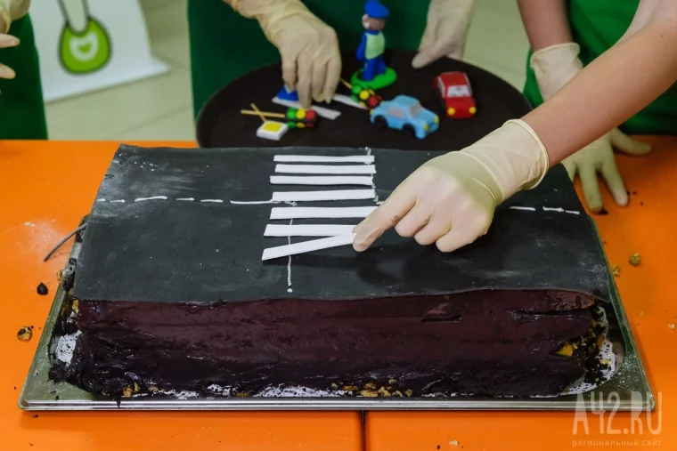 Фото: Шоколад вместо битума: кемеровским школьникам рассказали об устройстве дорожного покрытия 5