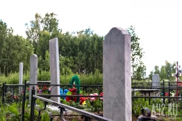 Фото: Кемеровчане пожаловались на подростков, делающих фото на кладбище 1