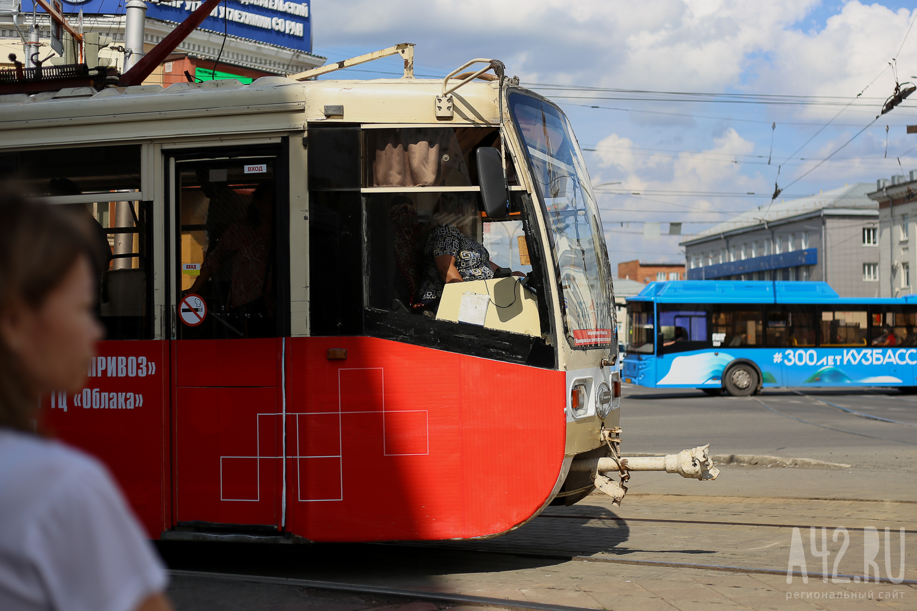 Очевидцы: в Кемерове загорелся трамвай №3