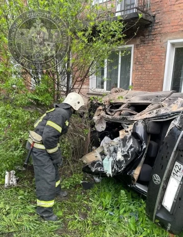 Фото: Один погиб, трое пострадали: спасатели показали кадры с места жуткого ДТП в Кузбассе 2