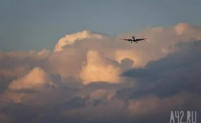 Горящий двигатель самолёта в аэропорту Новосибирска попал на видео