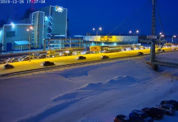 Фото: «Стоит центр и Кузнецкий мост»: дороги Кемерова парализовали пробки 1