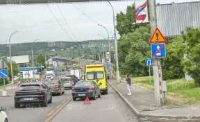 В Кемерове возле Кузбасского моста образовалась пробка из-за ДТП с реанимобилем