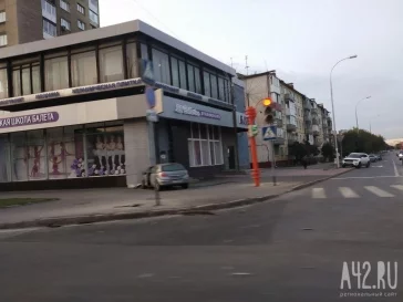 Фото: Легковой автомобиль врезался в здание магазина в Кемерове 2